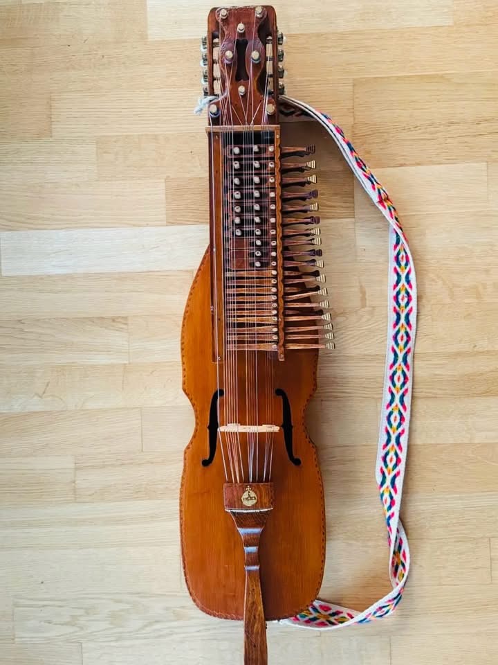 Strängbyte av Sahlström-harpa